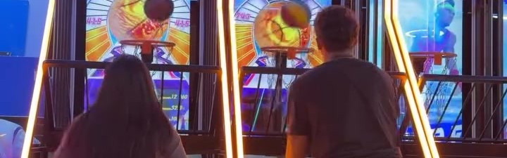 世界杯客户端更新下载-放松身心！克雷桑晒视频，与伴侣在电玩城玩投篮机、足球游戏