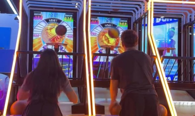 世界杯客户端更新下载-放松身心！克雷桑晒视频，与伴侣在电玩城玩投篮机、足球游戏